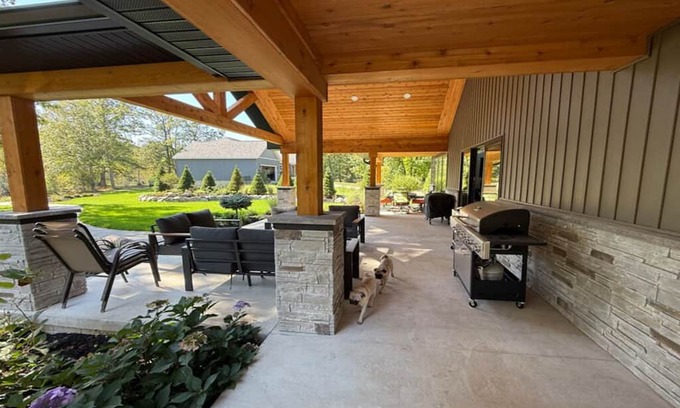 Canadian Lakes House | Charming 4-bedroom house in lovely Stanwood, MI