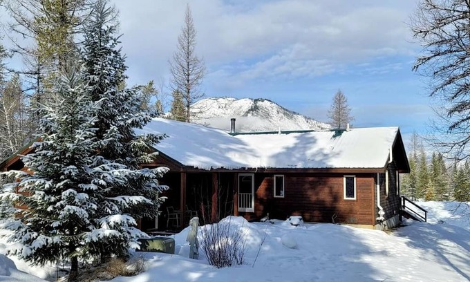 West Glacier Cabin | Mountain View Cabin with Deck, Jacuzzi and Ping Pong Table in Montana