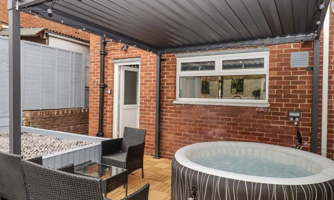 Tiverton Cottage | MILANA, with hot tub in Tiverton