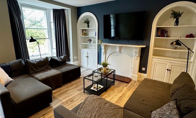 Harrogate Apartment | Central modern apartment|Sleeps 6| Parking onsite