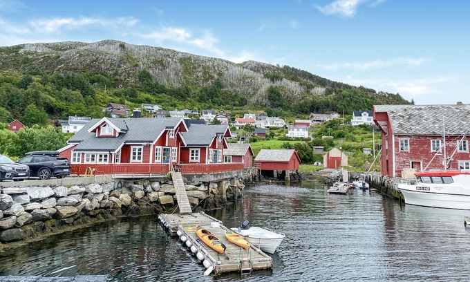 Heroy House | Gorgeous home in Leinøy with house sea view