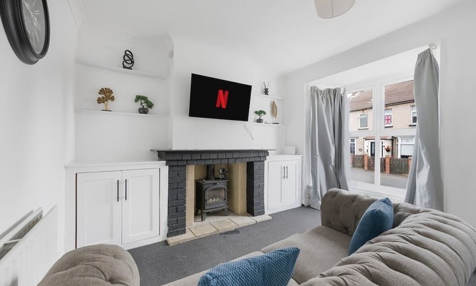 Stanford-le-Hope House | Modern 3Bed | A13/M25/Basildon Hospital | Sleeps 6