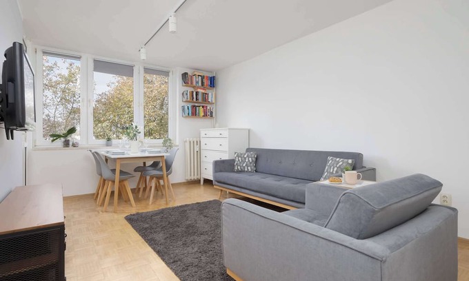 Saska Kepa Apartment | Afrykańska 12 Warszawa | Spacious Apartment with Desk and Bathtub