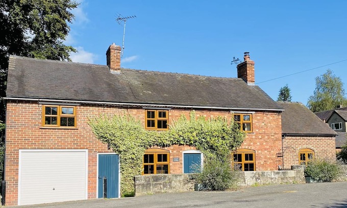 Alton Cottage | YOXALL COTTAGE, family friendly, character holiday cottage in Alton