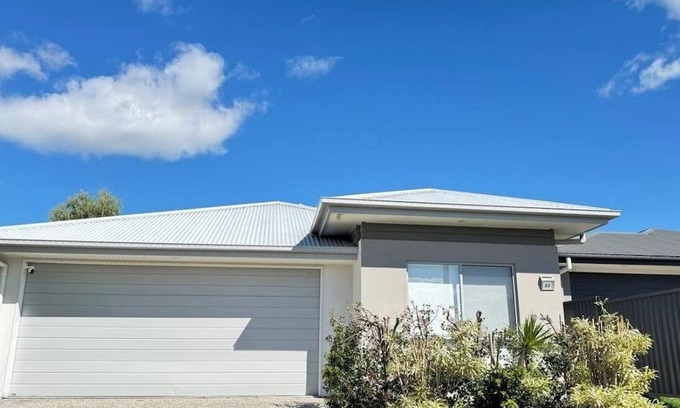 Logan Reserve House | 4 Bedroom 2 bathroom house between Brisbane and Gold Coast