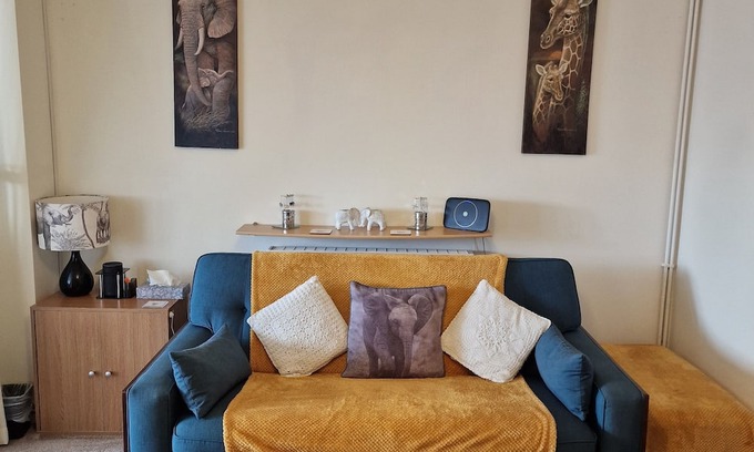 Wrexham House | Spacious 3 bed semi/Gamesroom/Drive/10mins to City/Pet friendly