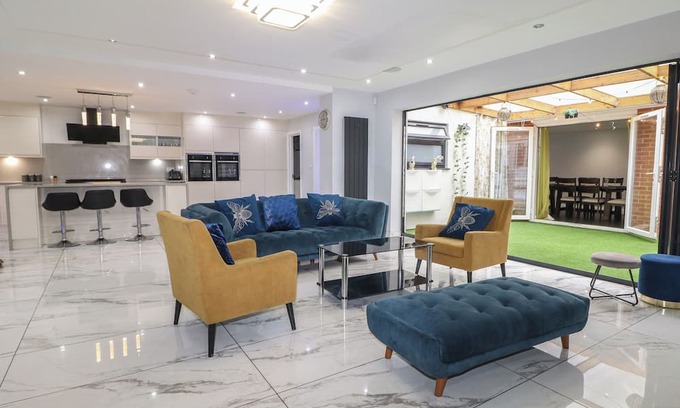 Rushmoor District Cottage | FALCON BAL HOUSE, pet friendly, with a garden in Farnborough