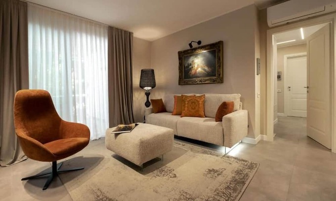 Terni Apartment | Double bedroom with en suite bathroom