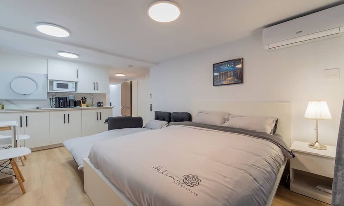 Cote-Des-Neiges—Notre-Dame-De-Grace Apartment | Modern studio w/patio/parking/BBQ