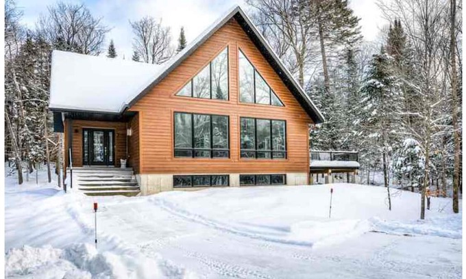 Lac Superieur Village Cottage | Modern Chalet 1.2KM to Tremblant's North Side!