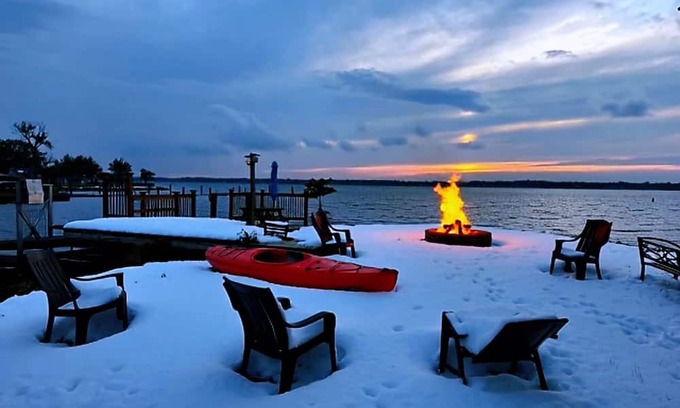 Amherstburg House | Winter Getaway-River Ice View+Free Wine + Firwood