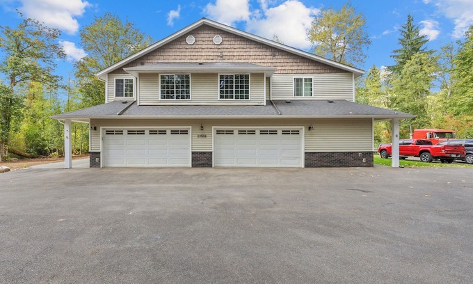 Echo Lake House | Furnished 3BR/2.5BA Duplex Home with Garage & Office in Snohomish, WA!