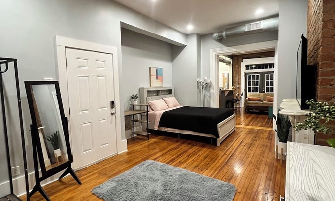Albany Apartment | Bright Studio w/Patio in Walkable City Center