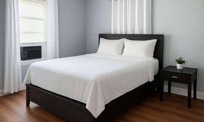 Manchester House | 3BR Fire Pit Near Hospitals & Arena Sleeps 6+ Full Kitchen & Parking