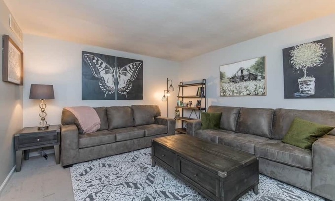 Versailles House | Woodford Stables/Walk to Eckert's Orchard