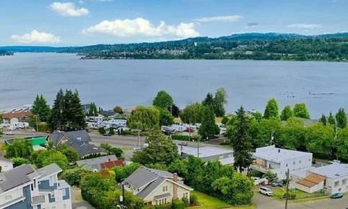 Bryn Mawr-Skyway House | White Serenity w/Water View: Spacious 5BR/3BA by Seattle/Renton/Seatac