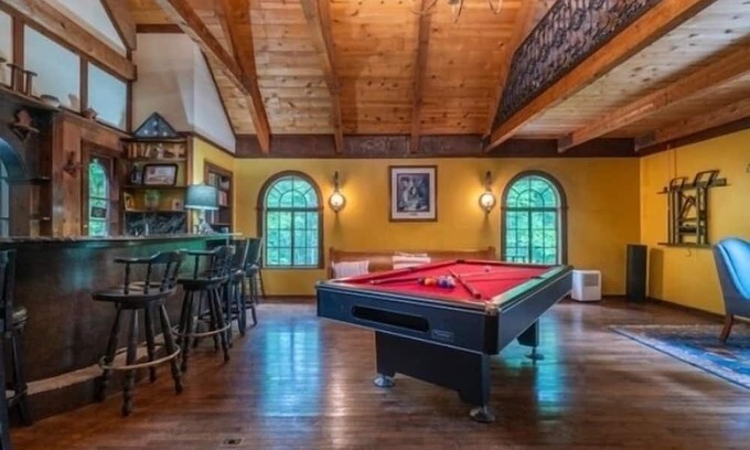 Sautee Nacoochee Ski Chalet | ALPINE ESCAPE CHALET! WITH POOL TABLE AND SPACIOUS ROOMS FOR ENTERTAINING