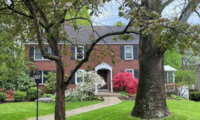 Dark Hollow Woods House | Spacious 5-bedroom house in Oakmont with WiFi, AC . 2 blocks from Oakmont C.C.