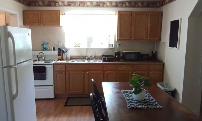 Redstar House | Charming 3-bedroom house in Scarbro with WiFi