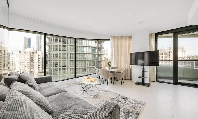 Coal Harbour Condo | D28 - Bold. Iconic. Unforgettable. 2BR at The Butterfly