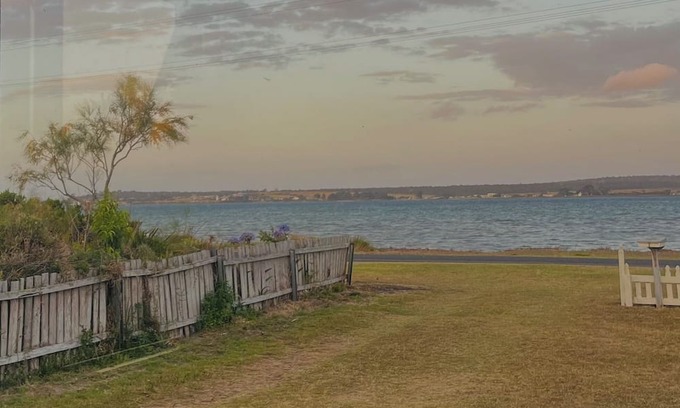 Kelso House | Stunning kanamaluka/Tamar River at your doorstep