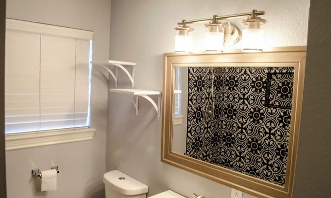 Frisco House | Charming 2-bedroom townhome in downtown Frisco with WiFi, AC