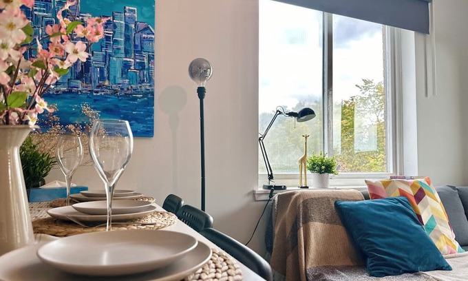 Clydebank Apartment | "Blue dreams" stay near Glasgow city