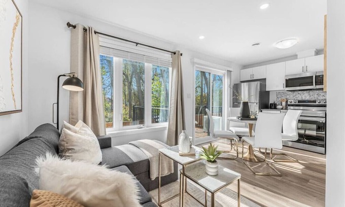 Niagara Falls Apartment | NEW Stylish 2BR Suite | 7 Mins to Falls | Sleeps 6