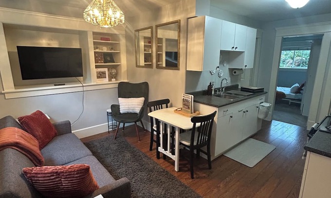 Victoria Villa | Bright Garden Suite in Colwood