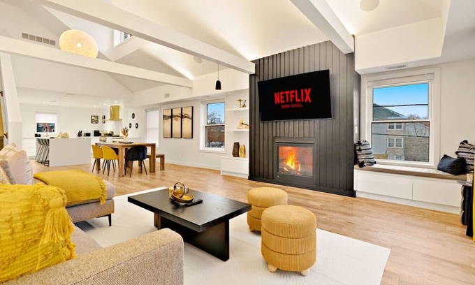 Downtown Apartment | Central and Lux 2BR Suite with Den and BBQ Sleeps 6