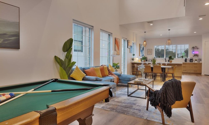 Dallas House | New Dallas Home | Free Parking, Fast WiFi & Pool Table! | Close to DT Dallas