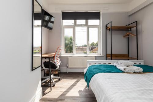 Bradley Stoke House | Dove Court Travel Lodge 3 - First Floor Ensuite