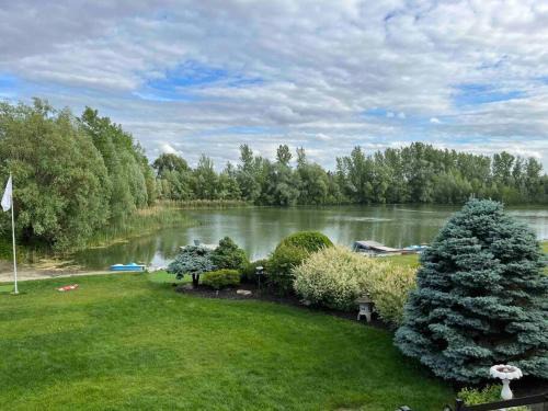Ottawa Division House | Lake House 8 Min from Airport sleeps 13