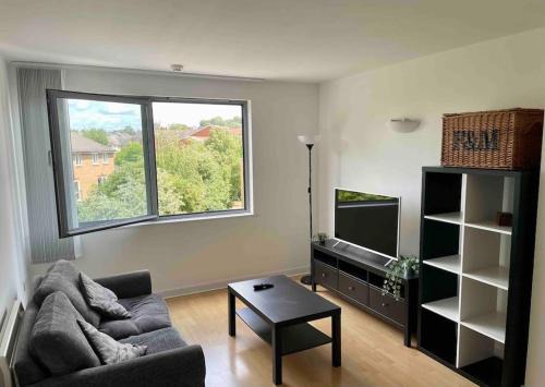 Greenwich Apartment | Modern 1-Bed Apt with Gym and Pool, next to metro